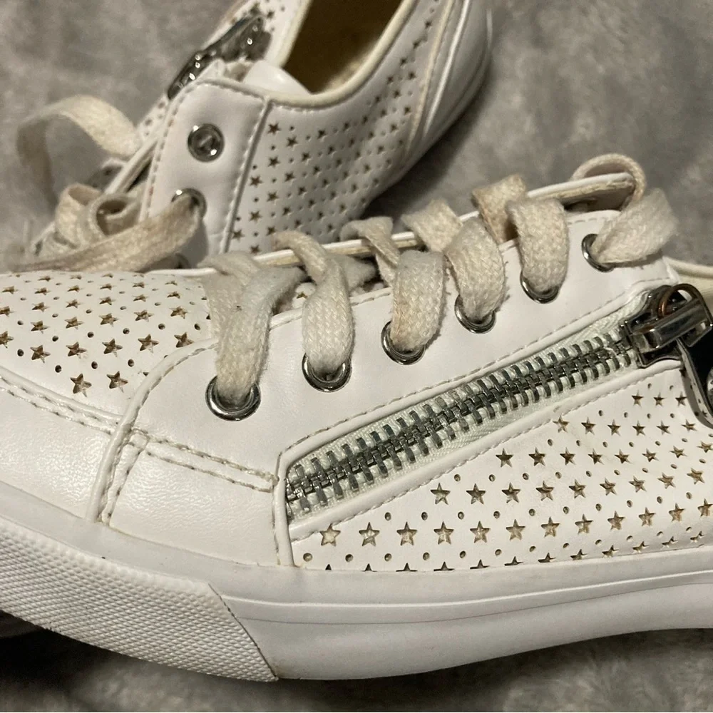 Guess Gianah White Star Perforated Lace Up Sneakers Chrome Zipper Size 7